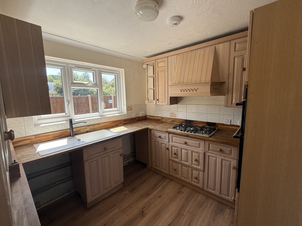 Lot: 30 - GROUND FLOOR FLAT IN NEED OF IMPROVEMENT - Kitchen in Flat in need of improvement